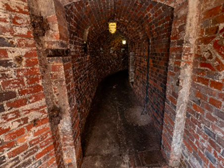 Первоначальный вход в помещения погреба и коридор.