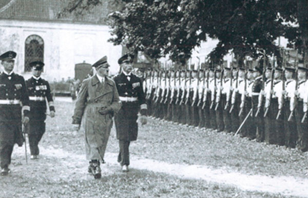 Адольф Гитлер обходит строй моряков на фоне крепостной кирхи, 1 октября 1935 года.