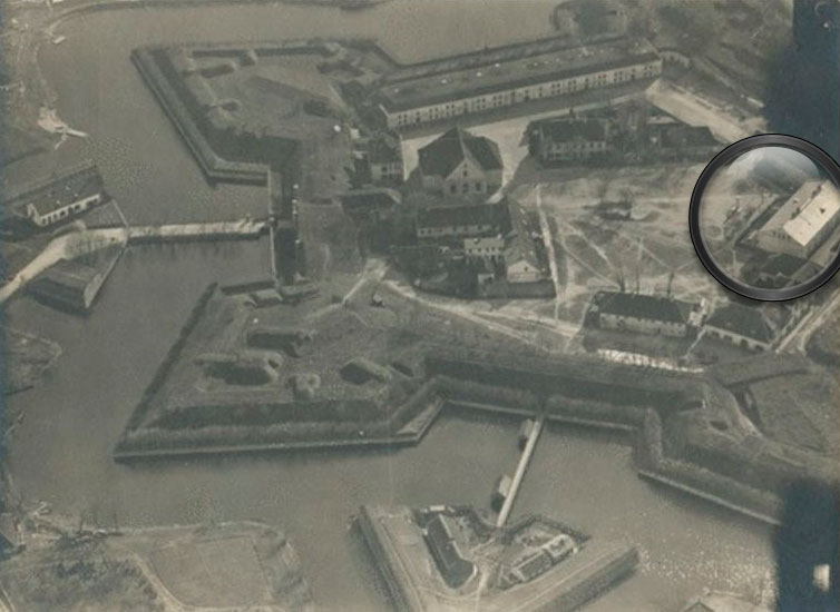Здание казармы на аэрофотоснимке 1930-х годов (справа)