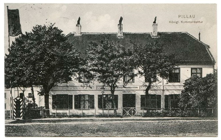 Здание комендатуры на фото-открытке начала XX века