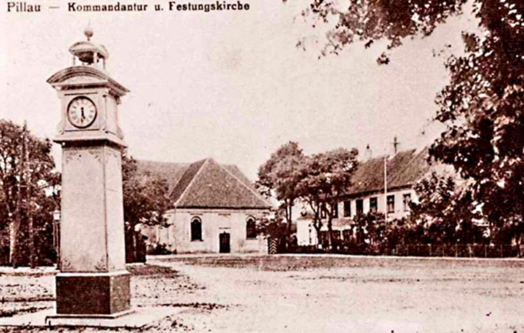Вид на здание комендатуры и крепостную кирху с площади. Фото начала XX века.