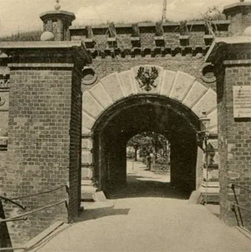 Герб Пруссии на входной арке главных ворот. Фото начала XX века.